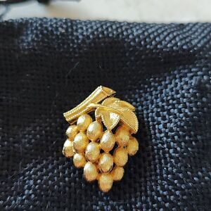 Crown Trifari Brushed Goldtone Grape Cluster Pin Brooch Vintage